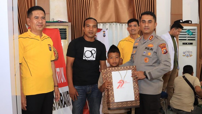 Polres Inhil menggelar cek kesehatan dan pengobatan gratis, sunatan massal hingga donor darah untuk masyarakat memperingati Hari Bhayangkara ke-79. (dok Polres Inhil)