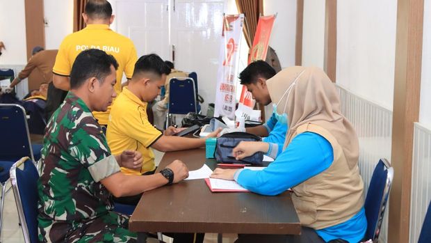 Polres Inhil menggelar cek kesehatan dan pengobatan gratis, sunatan massal hingga donor darah untuk masyarakat memperingati Hari Bhayangkara ke-79. (dok Polres Inhil)
