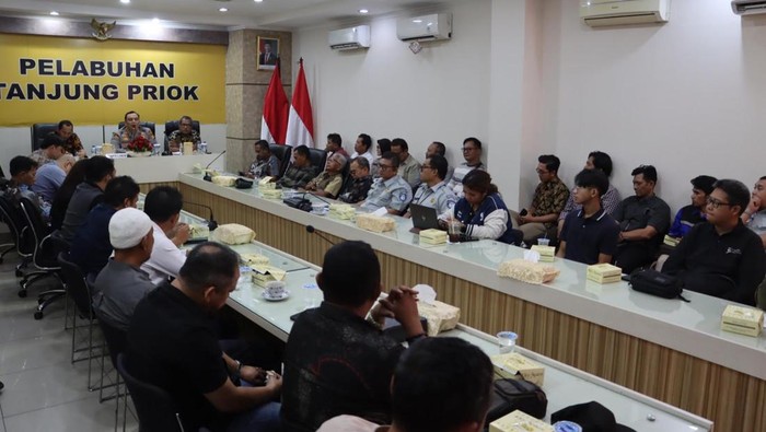 Polres Pelabuhan Tanjung Priok sosialisasi soal larangan over dimensi dan overload ke sopir truk