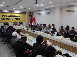 Polres Priok Sosialisasikan Larangan Over Dimensi-Overload ke Para Sopir Truk