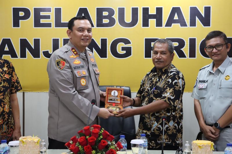 Polres Pelabuhan Tanjung Priok sosialisasi soal larangan over dimensi dan overload ke sopir truk