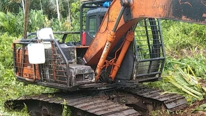 Polres Rohil menyita alat berat terkait kasus perambahan hutan di are konsesi Bantayan Hilir.