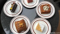 Suguhan dessert yang manis dan cantik ini kami nikmati di Populico. Kafe yang berada di dalam Hotel Tentrem Jakarta punya konsep yang unik di dalamnya. Foto: Tim detikfood