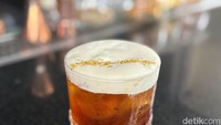 Racikan Pandawa Brana menarik perhatian kami untuk mencoba. Cocktail berbahan utama teh hitam ini menggunakan campuran jamu di dalamnya. Foto: Tim detikfood