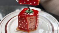 Jika menyukai dessert yang asam segar dapat memilih strawberry cake. Bentuknya mirip dadu, sentuhan rasa buah strawberry segar memberikan perpaduan antara asam dan manis yang seimbang. Foto: Tim detikfood