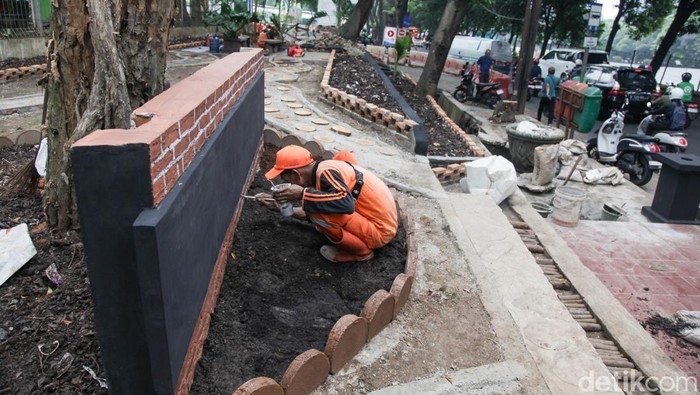 Potret Pasukan Oranye Tata Lahan Depan RSUD Pasar Minggu Jadi Taman Petugas Prasarana dan Sarana Umum (PPSU) Kelurahan Ragunan menata taman di depan RSUD Pasar Minggu, Jakarta, Jumat (13/6/2025).
