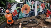 Taman juga akan dilengkapi dengan bangku beton, penanaman tanaman, dan pedestrian.  