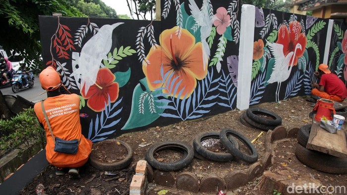 Petugas Prasarana dan Sarana Umum (PPSU) Kelurahan Ragunan menata taman di depan RSUD Pasar Minggu, Jakarta, Jumat (13/6/2025).