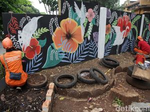 Potret Pasukan Oranye Tata Lahan Depan RSUD Pasar Minggu Jadi Taman