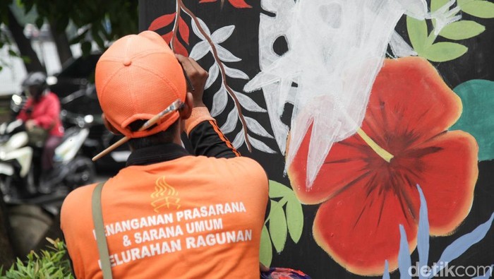Petugas Prasarana dan Sarana Umum (PPSU) Kelurahan Ragunan menata taman di depan RSUD Pasar Minggu, Jakarta, Jumat (13/6/2025).