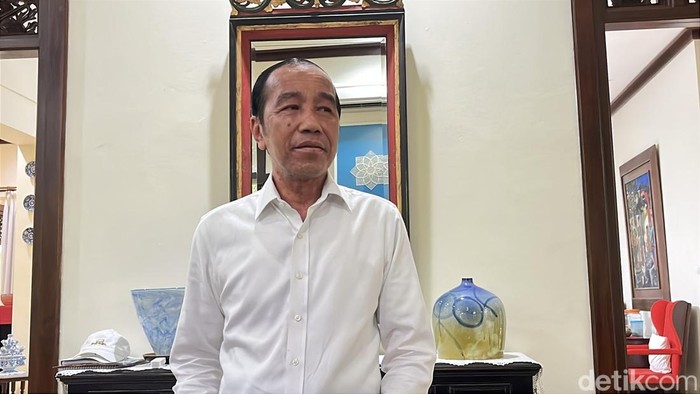Presiden ke-7, Joko Widodo ditemui di rumahnya Sumber, Banjarsari, Jumat (13/6/2025)