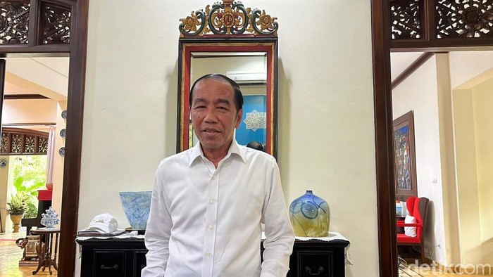 Presiden ke-7 Joko Widodo ditemui di Sumber, Banjarsari, Solo, Jumat (13/6/2025).