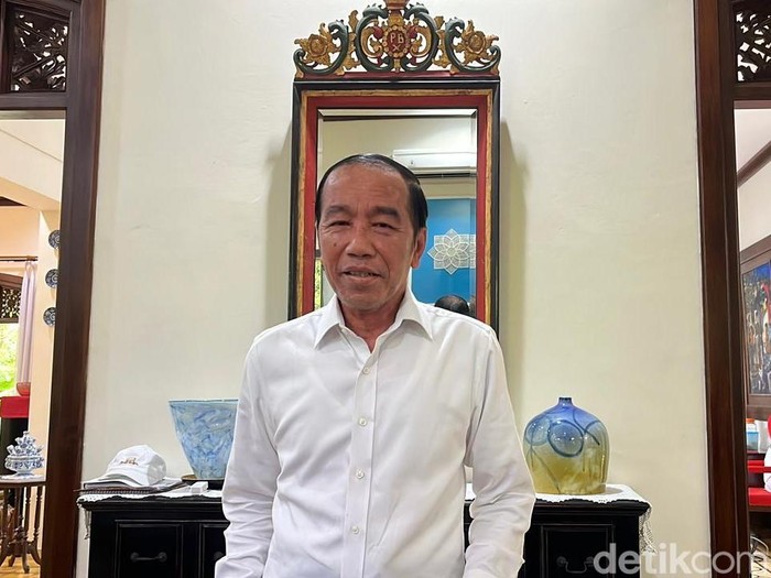 Presiden ke-7 Joko Widodo ditemui di Sumber, Banjarsari, Solo, Jumat (13/6/2025).