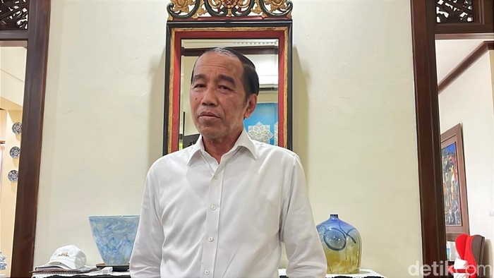 Presiden ke-7, Joko Widodo (Jokowi) di rumahnya di Sumber, Banjarsari, Solo, Jumat (13/6/2025).