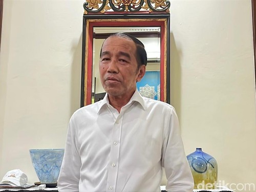 Presiden ke-7, Joko Widodo (Jokowi) di rumahnya di Sumber, Banjarsari, Solo, Jumat (13/6/2025).