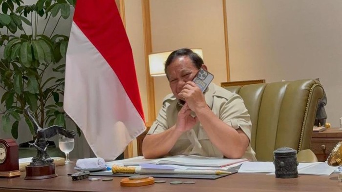 Presiden Prabowo Subianto menerima telepon dari Presiden Amerika Serikat (AS) Donald Trump. (dok. Instagram @prabowo)