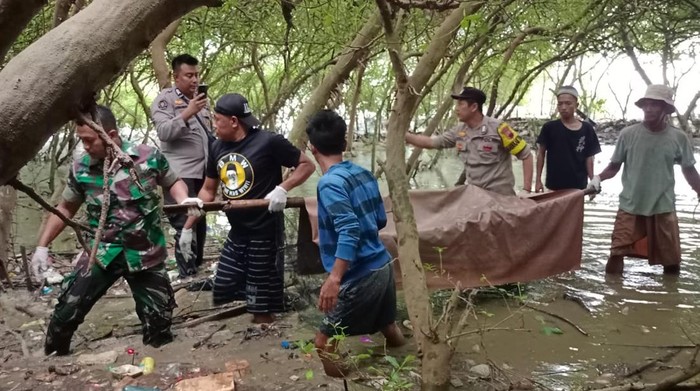 Proses evakuasi mayat yang ditemukan di tepi Pantai Misik, Desa Keboromo, Kecamatan Tayu, Pati, Jumat (13/6/2025).
