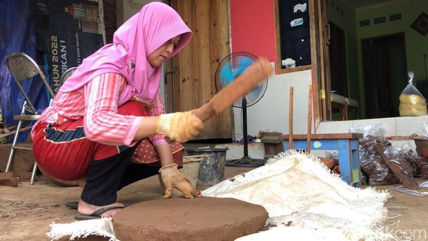 Proses pembuatan ampo khas Bantul. Ampo ini menjadi salah satu warisan budaya tak benda (WBTb) kuliner dari Bantul. Foto diambil Jumat (13/6/2025).