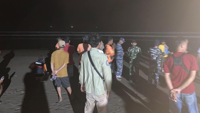 Proses pencarian bocah tenggelam di Pantai Pangandaran.
