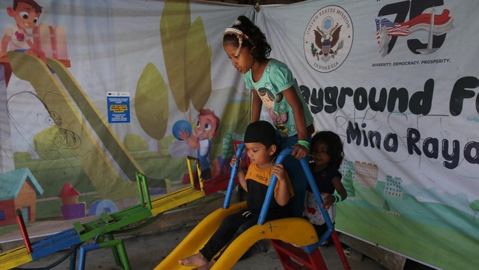 Puluhan Pengungsi Rohingya Masih Bertahan di Pidie Aceh Para pengungsi etnis Rohingya berdiri di tempat penampungan sementara Mina Raya, Padang Tiji, Kabupaten Pidie, Aceh, Jumat (13/6/2025). Sebanyak 62 orang dari 576 orang pengungsi etnik Rohingya asal Myanmar yang terdampar sejak akhir 2022 masih menempati penampungan sementara Mina Raya, Pidie dan berharap dapat dipindahkan ke negara ketiga atau tujuan para imigran asal Myanmar itu. ANTARA FOTO/Irwansyah Putra/bar