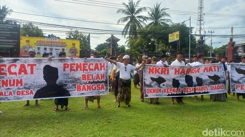 Ratusan kader dan simpatisan Partai Gerindra melaporkan Perbekel Baturiti I Made Suryana ke Polres Buleleng, Jumat (22/6/2025). (Foto: Made Wijaya Kusuma/detikBali)