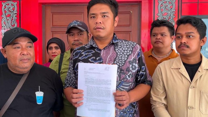 Relawan Bobby Nasution saat membuat dumas ke Polda Sumut. Foto: Finta Rahyuni/detikSumut