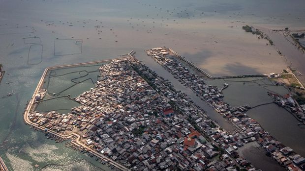 Foto udara permukiman nelayan yang dilindungi tanggul laut di Kawasan Kampung Bahari Tambaklorok, Tanjung Mas, Semarang, Jawa Tengah, Kamis (12/11/2025). Pemerintah berencana membangun tanggul laut raksasa (Giant Sea Wall) di pantai utara Pulau Jawa sepanjang 946 kilometer yang membentang dari Cilegon, Banten hingga Gresik, Jawa Timur, sebagai upaya untuk melindungi kawasan pesisir yang rawan terdampak abrasi, kenaikan permukaan air laut ke daratan disertai penurunan muka tanah, serta berfungsi untuk meningkatkan ketahanan lingkungan pesisir. ANTARA FOTO/Aji Styawan