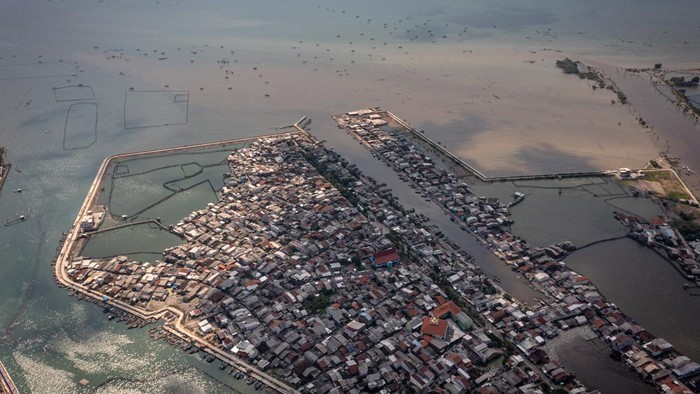 Rencana pembangunan tanggul laut raksasa di Pantura Jawa Foto udara permukiman nelayan yang dilindungi tanggul laut di Kawasan Kampung Bahari Tambaklorok, Tanjung Mas, Semarang, Jawa Tengah, Kamis (12/11/2025). Pemerintah berencana membangun tanggul laut raksasa (Giant Sea Wall) di pantai utara Pulau Jawa sepanjang 946 kilometer yang membentang dari Cilegon, Banten hingga Gresik, Jawa Timur, sebagai upaya untuk melindungi kawasan pesisir yang rawan terdampak abrasi, kenaikan permukaan air laut ke daratan disertai penurunan muka tanah, serta berfungsi untuk meningkatkan ketahanan lingkungan pesisir. ANTARA FOTO/Aji Styawan