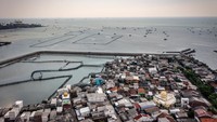Jika rampung, Giant Sea Wall Pantura Jawa digadang-gadang sebagai proyek tanggul laut terpanjang di Asia Tenggara dan menjadi simbol ketahanan iklim di tengah krisis lingkungan global yang makin nyata. ANTARA FOTO/Aji Styawan