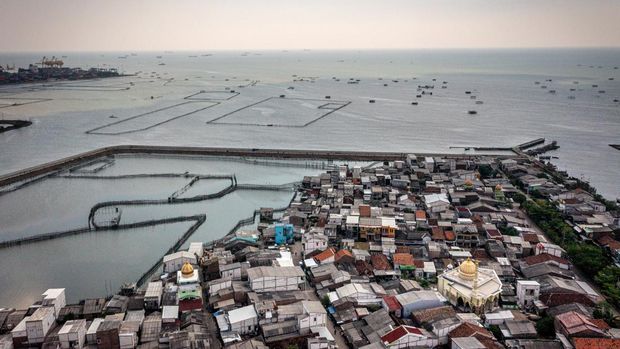 Foto udara permukiman nelayan yang dilindungi tanggul laut di Kawasan Kampung Bahari Tambaklorok, Tanjung Mas, Semarang, Jawa Tengah, Kamis (12/11/2025). Pemerintah berencana membangun tanggul laut raksasa (Giant Sea Wall) di pantai utara Pulau Jawa sepanjang 946 kilometer yang membentang dari Cilegon, Banten hingga Gresik, Jawa Timur, sebagai upaya untuk melindungi kawasan pesisir yang rawan terdampak abrasi, kenaikan permukaan air laut ke daratan disertai penurunan muka tanah, serta berfungsi untuk meningkatkan ketahanan lingkungan pesisir. ANTARA FOTO/Aji Styawan