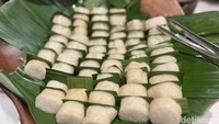 Di tahun tersebut juga hadir menu utama bernama sekubal. Makanan khas Lampung dari beras ketan yang dipotong-potong menjadi seperti lontong. Foto: Detikcom / Atiqa Rana
