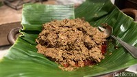 Makanan ini disajikan dengan daging rendang spesial. Begini tampilan daging rendangnya yang warnanya tidak begitu cokelat pekat. Foto: Detikcom / Atiqa Rana