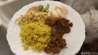 Begini tampilannya! Perpaduan nasi kuning yang khas dengan daging balado empuk dan kering tempe menyatu sempurna di mulut. Foto: Detikcom / Atiqa Rana