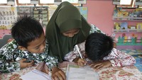 Beberapa pusat pendidikan anak usia dini dan sekolah dasar di IKN telah menerapkan praktik pembelajaran partisipatif dan berbasis data. Perubahan ini tidak hanya meningkatkan hasil belajar siswa tetapi juga memperkuat peran guru dan kepala sekolah. Foto: (Dokumentasi Kedubes Australia)