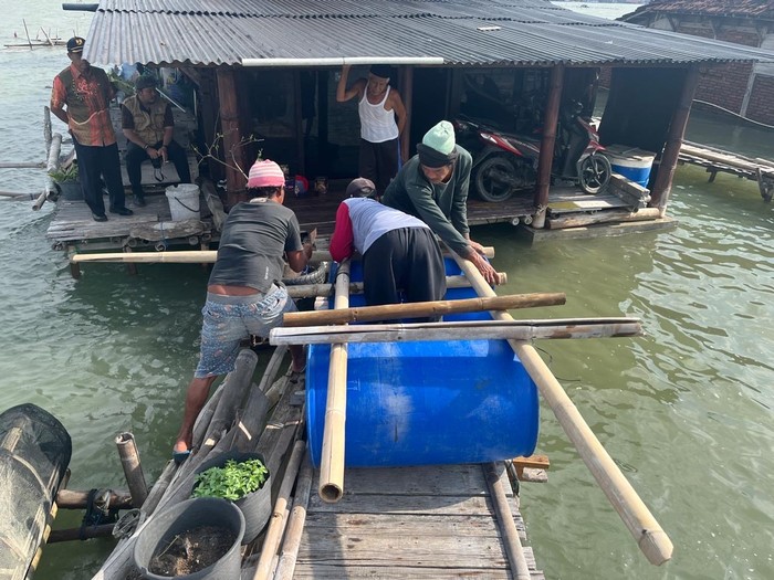 Rumah apung di Demak