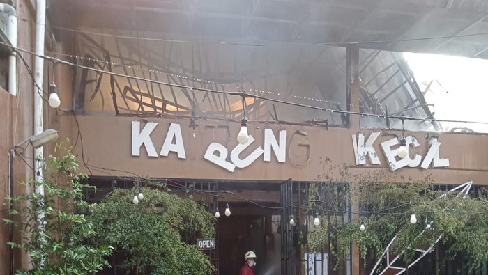 Rumah makan yang terletak di kawasan Serpong, Kota Tangerang Selatan terbakar tadi pagi. Dua orang karyawan rumah makan terluka imbas peristiwa yang terjadi. (dok Istimewa)