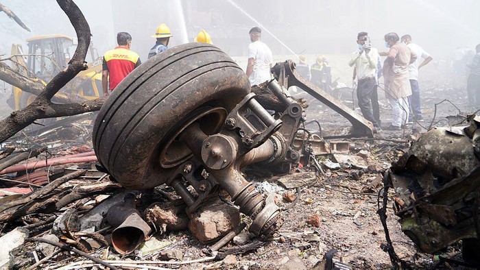 Satu penumpang selamat dalam kecelakaan Air India, 241 tewas  30 detik setelah lepas landas, ada suara keras