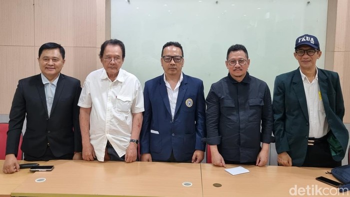 Sejumlah Gubes dari 7 FK di Indonesia menolak kolegium kedokteran diambil alih pemerintah melalui mini simposium di FK Unair.