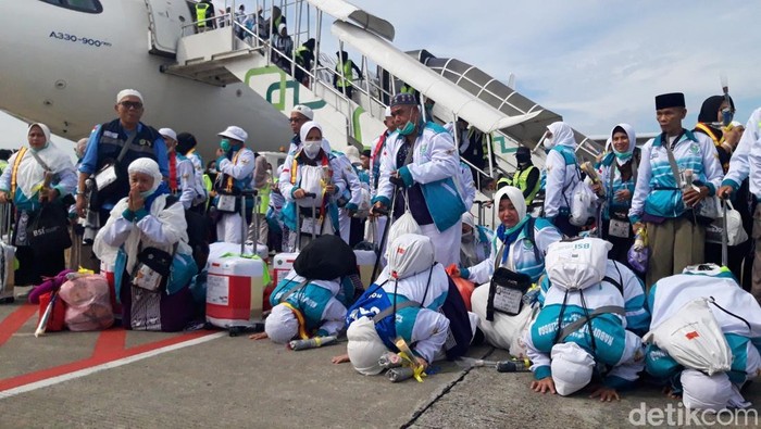 Sejumlah jemaah haji Kloter 1 Embarkasi Solo melakukan sujud syukur setiba di Bandara Adi Soemarmo, Solo, Jumat (13/6/2025).