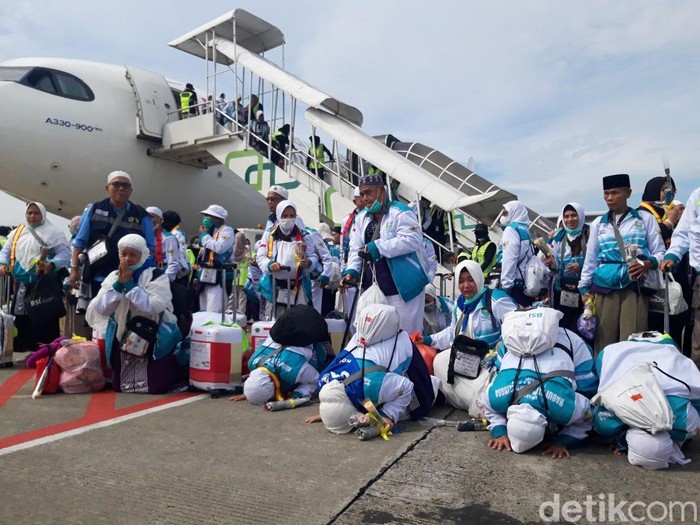 Sejumlah jemaah haji Kloter 1 Embarkasi Solo melakukan sujud syukur setiba di Bandara Adi Soemarmo, Solo, Jumat (13/6/2025).