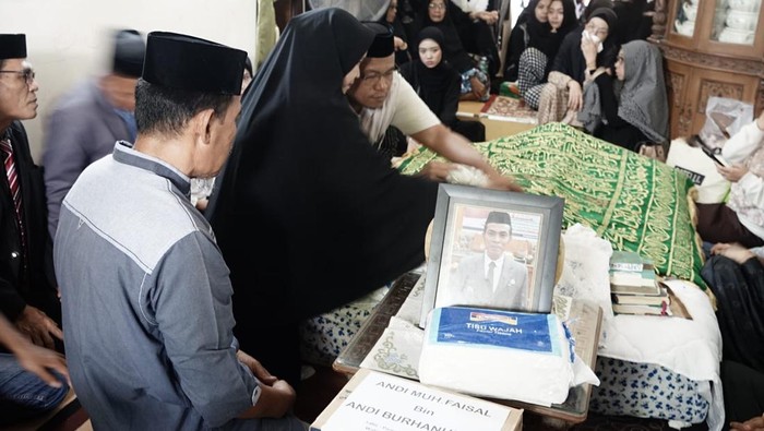 Sejumlah pejabat dan keluarga melayat di rumah duka Sekretaris DPRD Kabupaten Sidrap, Andi Muhammad Faisal Burhanuddin.