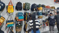 Untuk bisa berburu ragam diskon di sini, kamu harus membeli tiket Rp 60 ribu melalui aplikasi Indofest. Bisa juga kok membeli tiket langsung di loket di pintu masuk.