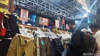 Baju dan celana gunung dari beragam brand menawarkan diskon menarik dengan harga mulai Rp 100 ribuan.