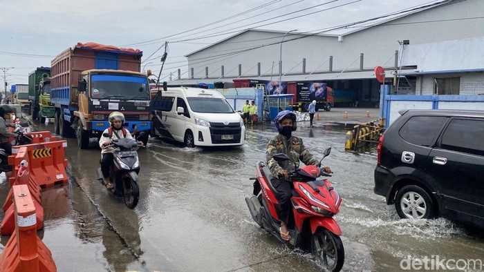 Suasana Jalan Pantura Semarang-Demak, Kecamatan Sayung, Kabupaten Demak, yang tergenang rob sejak dua minggu lalu, Jumat (13/6/2025).