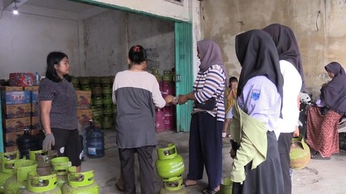 Suasana warga saat membeli gas LPG 3 kg di salah satu warung di Mataram, Jumat (13/6/2025). (Nathea Citra/detikBali)