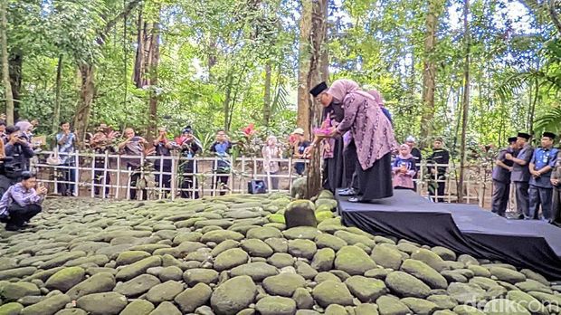 Tabur bunga dalam Tradisi Ziarah ke Makam Leluhur Galuh di Kabupaten Ciamis.