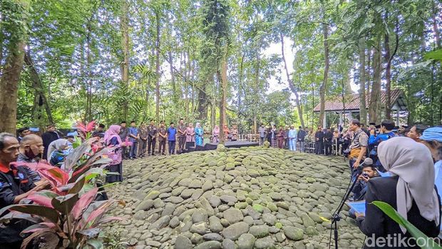 Tabur bunga dalam Tradisi Ziarah ke Makam Leluhur Galuh di Kabupaten Ciamis.