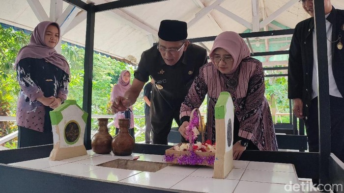 Tabur bunga dalam Tradisi Ziarah ke Makam Leluhur Galuh di Kabupaten Ciamis.