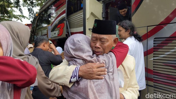 Tangis haru warnai kedatangan jemaah haji Trenggalek.