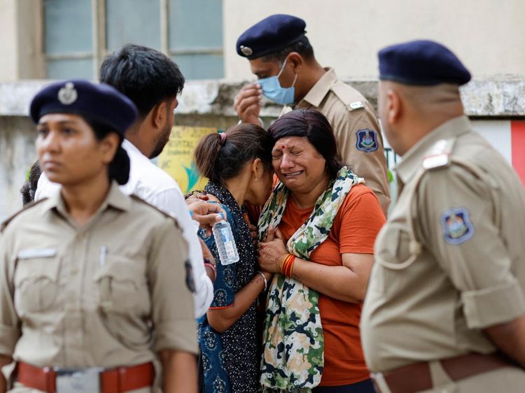 Tangis Keluarga Pecah Saat Menanti Jenazah Korban Air India di Ahmedabad